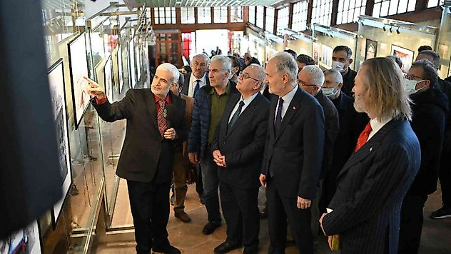 Eminönü Yeni Camii'nin 425 yıllık tarihi kitaplaştırıldı