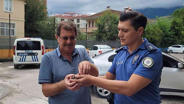 Ender rastlanan halkalı küçük cılıbıt kuşuna polis şefkati