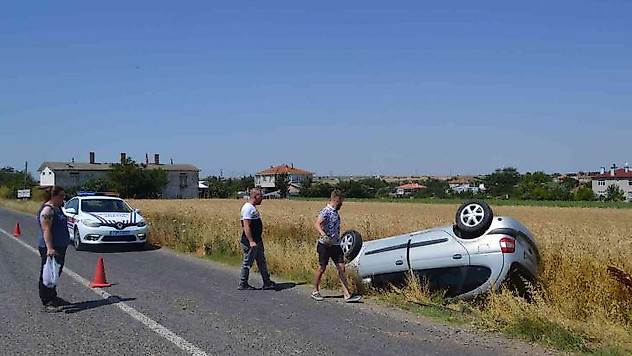 Eşek arısının camından girdiği otomobil takla attı: 3 yaralı