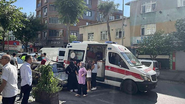 Esenler'de otomobil önce merdivenlere sonra park halindeki araca çarptı