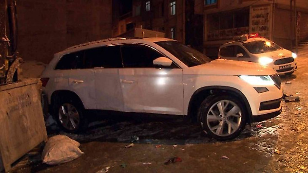 Esenyurt'ta kayan araç yayalara çarptı: 2 yaralı