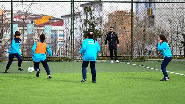 Esenyurt'ta kız çocuklarına özel futbol kursu
