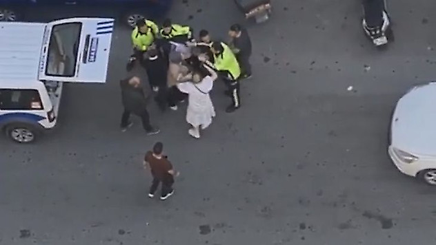 Esenyurt'ta trafik polisini önce tehdit etti sonra üzerine yürüdü