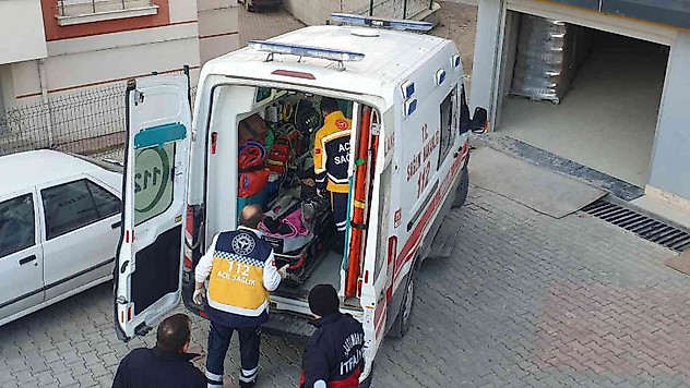 Eşi ile tartıştıktan sonra intihara kalkışan şahsı itfaiye ekipleri eve balkondan girerek kurtardı