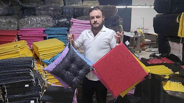 Eşinin verdiği evlilik yüzüğüyle şansı açıldı, günde 4 bin minder ve yastık üretip 40 ülkeye satıyor