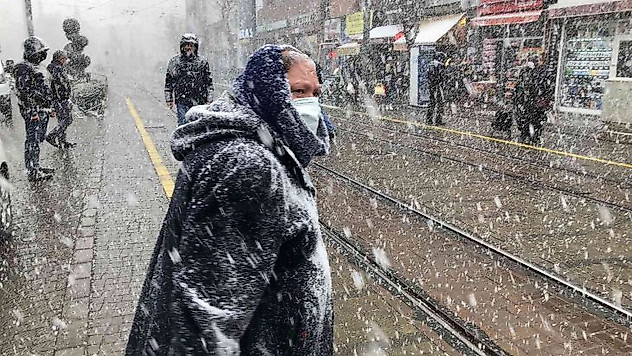 Eskişehir'de şaşırtan yoğun kar yağışı