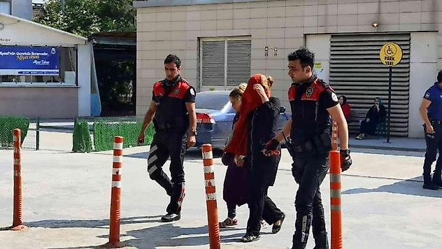 Evden ziynet eşyası çalan 2 kadın şüpheliyi polis yakaladı basını gören şüpheli engelli numarası yaptı