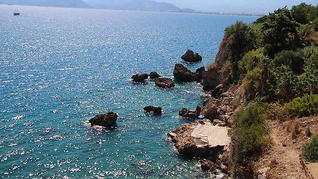 Evinden hava almak için çıkan kadının falezlerde cesedi bulundu