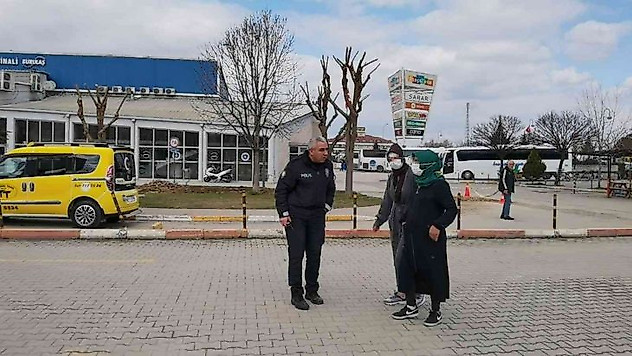 Evine giren hırsızları dedektif gibi takip etti