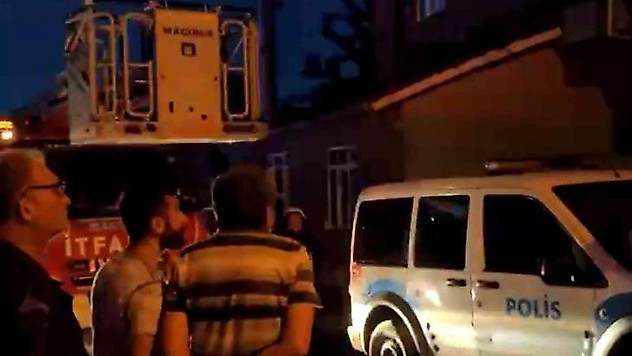 Evini yakmaya kalkıştı, 1 saatin ardından ikna edildi