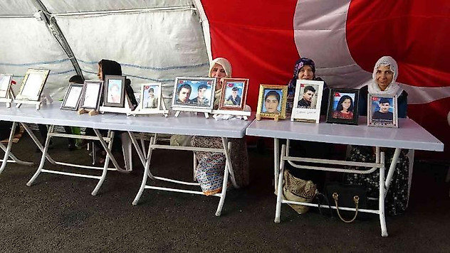 Evlat hasreti çeken anne Küçükdağ: 'Sana kefen değil damatlık giydirmek istiyorum'