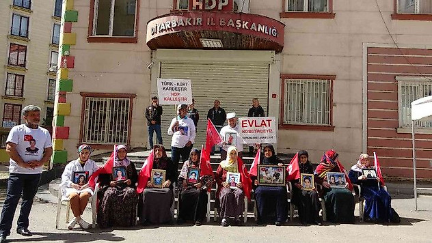 Evlat nöbetindeki aileler bir bayramı daha hüzünlü geçiriyor