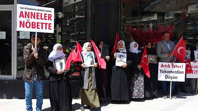 Evlat nöbetindeki anne: 'HDP milletvekilleri sizi kandırıyorlar'