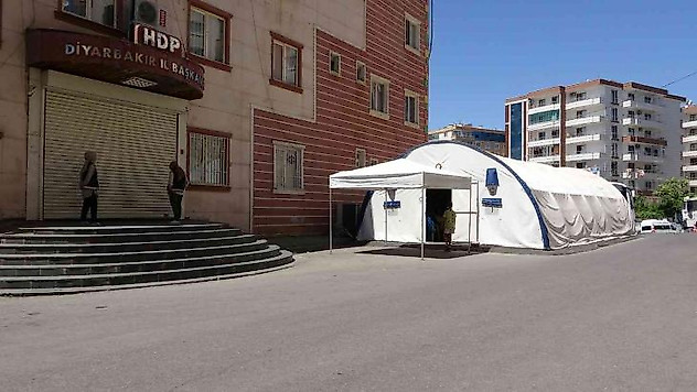 Evlat nöbetindeki anne Aysel Artık: 'Çocuklarımız ölmeden bize versinler'