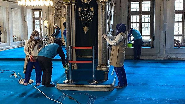 Eyüp Sultan Camii ve Meydanı gül suyu ile yıkandı