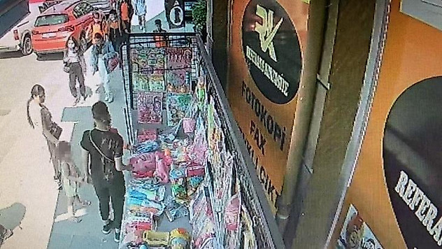 Eyüpsultan'da kadın çocuğunun yanında hırsızlık yaptı: O anlar kamerada