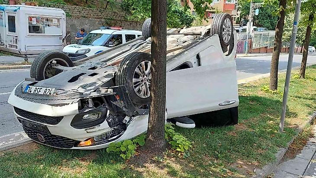 Eyüpsultan'da takla atan otomobil sürücüsünün burnu bile kanamadı