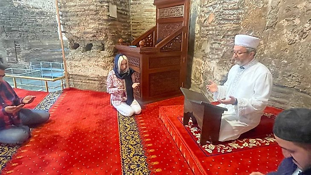 Ezan sesinden etkilenen Ukraynalı kadın Müslüman oldu