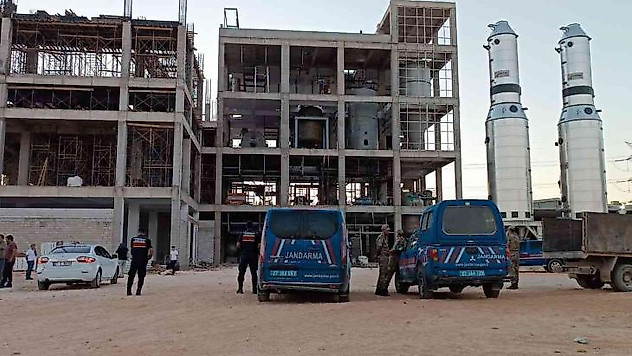Fabrika inşaatında metal platform çöktü: 1 ölü, 4 yaralı