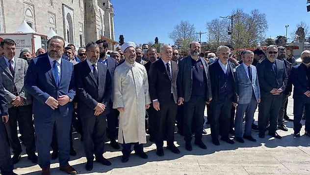 Fatih Camii avlusunda 39. Kitap ve Kültür Fuarı açıldı