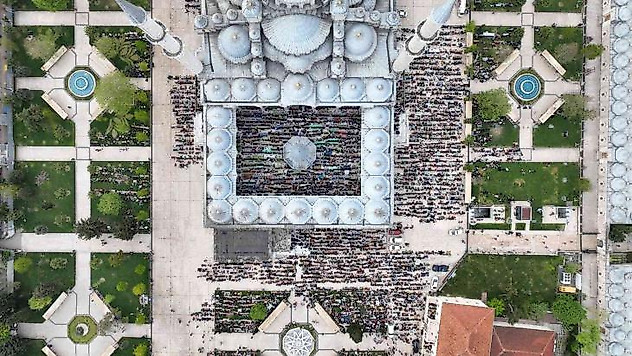 Fatih Camii'nde bayram namazı havadan görüntülendi