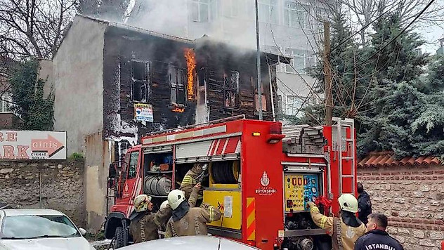 Fatih'te  2 katlı tarihi yapı alevlere teslim oldu