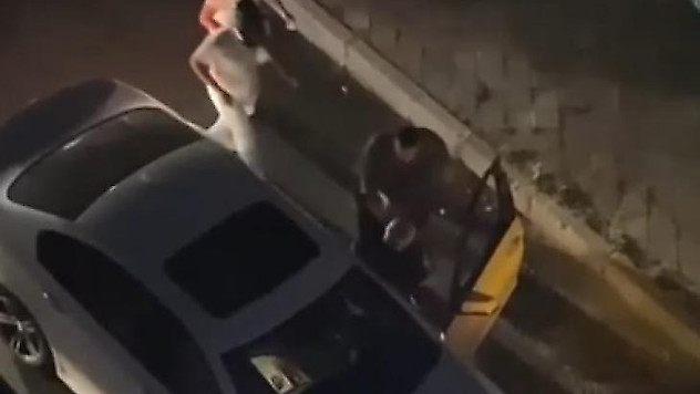 Fatih'te bir sürücü otomobiliyle çarptığı taksiciyi bıçakladı