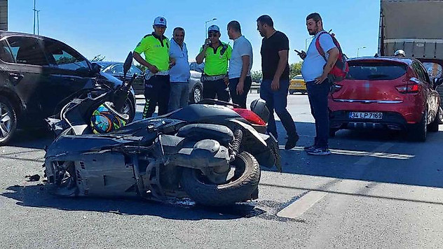 Fatih'te park halinde otomobile çarpan motosikletli yaralandı