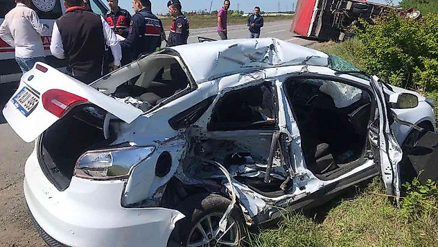 Feci kazada kamyon otomobile çarptı