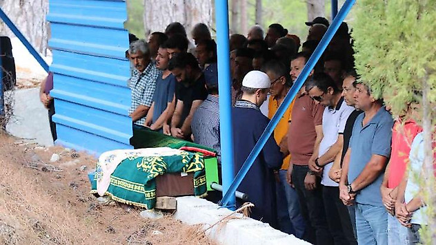 Feci kazada ölen anne ve 1 yaşındaki kızı yan yana toprağa verildi