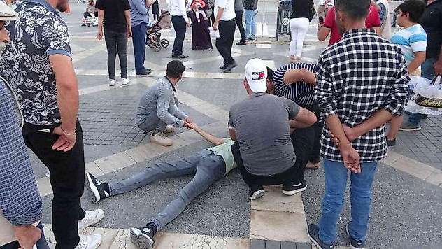 Fenalaşarak yere yığılan genç ekipleri harekete geçirdi