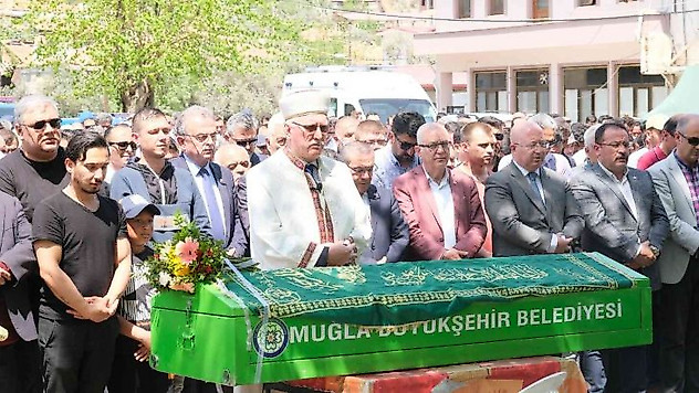 Foseptik çukurunda hayatını kaybeden ikisi kardeş, 4 kişi toprağa verildi