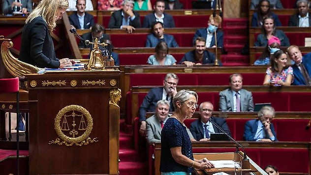 Fransa'da Borne hükümetine karşı sunulan gensoru önergesi reddedildi