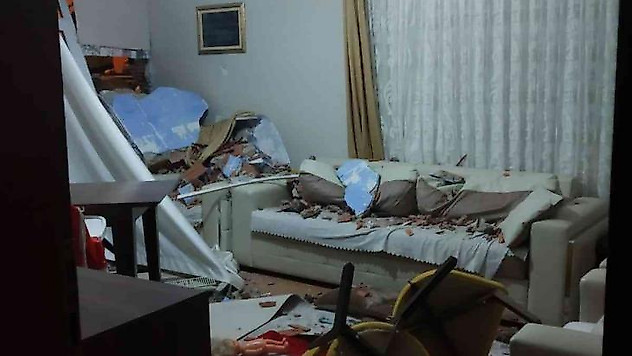 Freni tutmayan otomobil eve daldı
