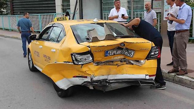 Frenleri tutmayan otomobil ticari taksiye çarptı: 3 yaralı