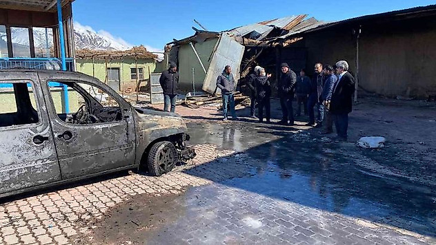 Garajda çıkan yangında hafif ticari araç, traktör ve 4 motosiklet kullanılamaz hale geldi