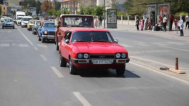 Gardaşlık Festivali kortejinde en çok dikkati klasik otomobiller çekti