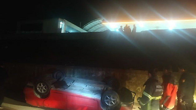 Gaz pedalı takılı kalan otomobil 7 metrelik boşluktan aşağıya uçtu: 1 ağır yaralı