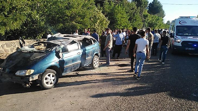 Gaziantep'te ağaca çarpan otomobil takla attı: 1'i çocuk 3 yaralı