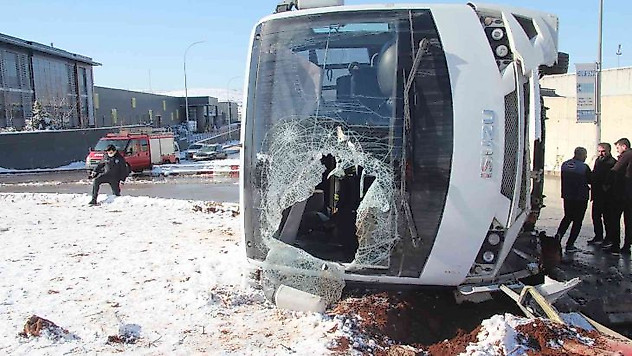 Gaziantep'te işçi servisi devrildi: 3 yaralı