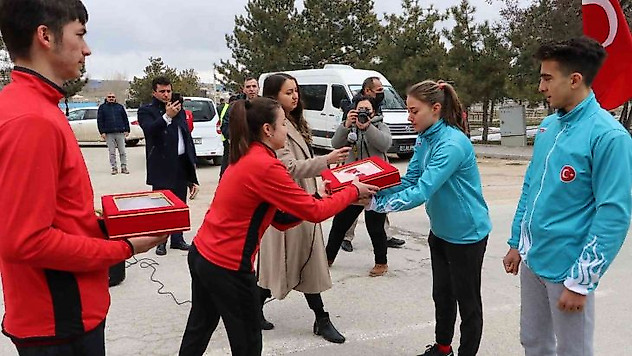 Gelibolu'dan yola çıkan emanetleri Eskişehirli sporcular teslim aldı