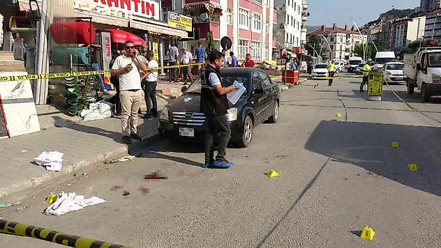 Genç kadın eski nişanlısı ile arkadaşına kurşun yağdırdı