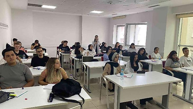 Gençlik Merkezi'nde öğrenciler horonla moral buluyor