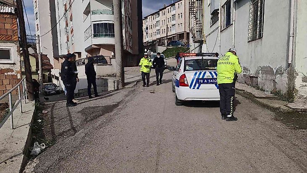 Geri geri gelen aracın altında kalan yaşlı kadın ağır yaralandı