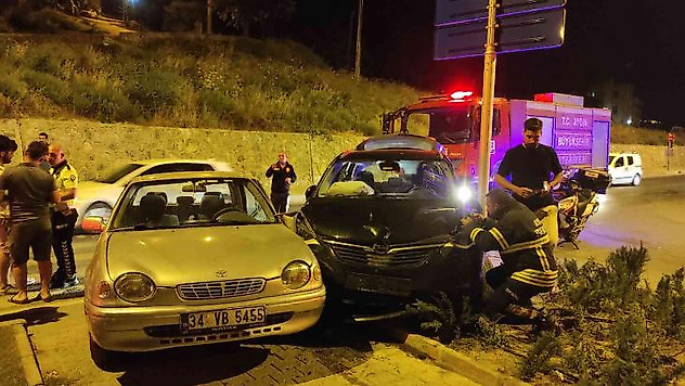 Geri manevra yapan otomobile başka bir otomobil çarptı: 1 yaralı
