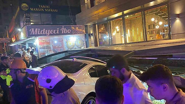 Geri vites yerine gaza bastı, otomobil kafeye daldı