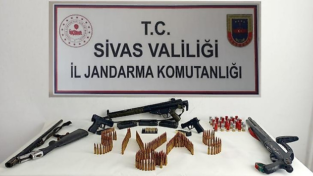 Göçerlerin çadırlarından adeta cephanelik çıktı