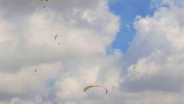 Gökyüzü paraşütçülerle doldu, Zafer Bayramı havada bayraklar açılarak kutlandı