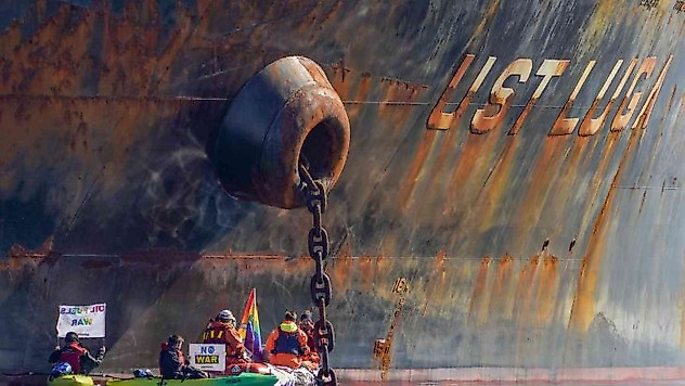 Greenpeace aktivistleri 95 bin ton akaryakıt taşıyan Rus tankerine kendilerini zincirledi