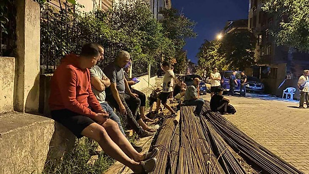 Güngören'de 4 katlı binada çatlak meydana geldi, tedbir amacıyla iki bina boşaltıldı